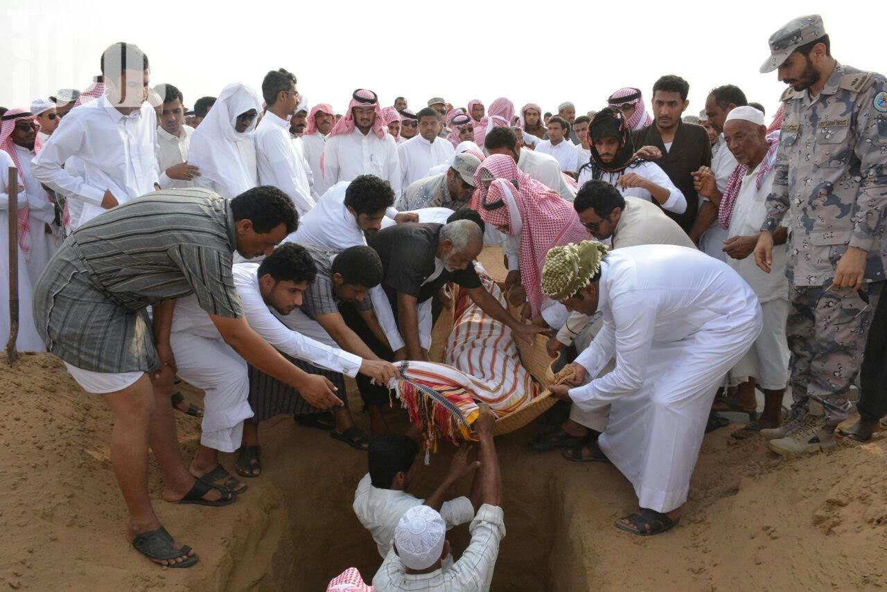 بالصور .. قائد حرس الحدود بجازان يتقدَّم مشيعي جنازة الشهيد 